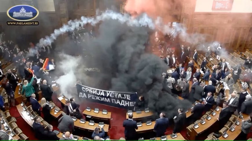Caos no parlamento sérvio: sinalizadores e bombas de fumaça interrompem sessão