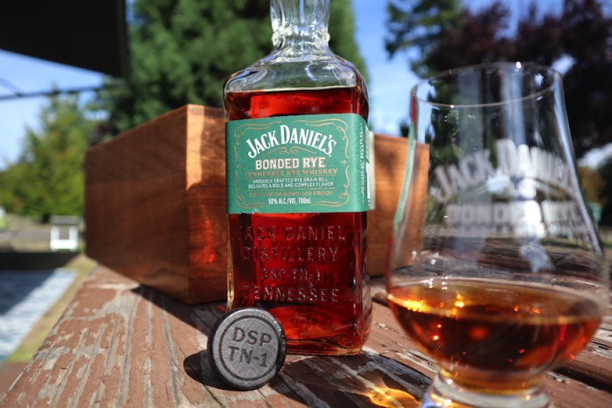 Los canadienses retiran el whisky estadounidense de los estantes en represalia contra Estados Unidos