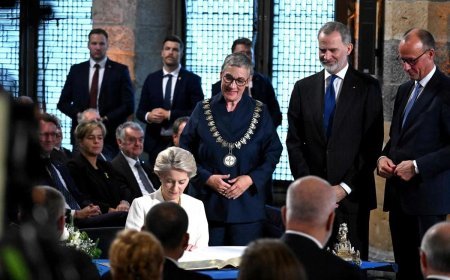 El Rey Felipe VI insta a fortalecer el “poder duro” de Europa en defensa durante el Premio Carlomagno a Von der Leyen