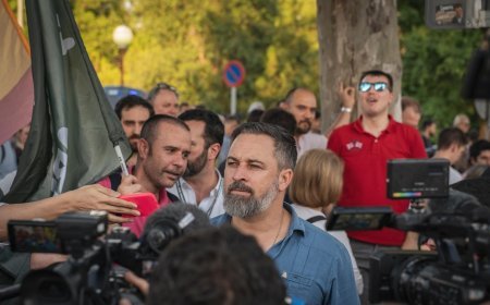 Santiago Abascal lidera manifestación frente a La Moncloa contra el PSOE: “¡Santiago y cierra España!”
