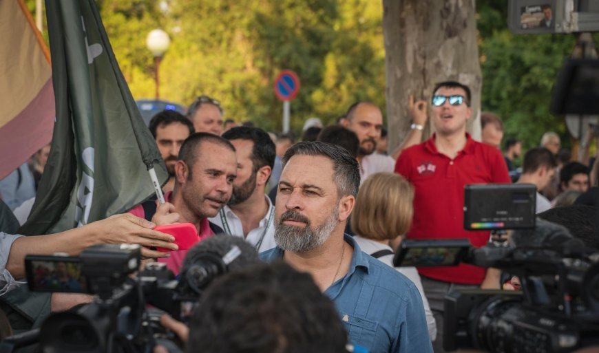Santiago Abascal lidera manifestación frente a La Moncloa contra el PSOE: “¡Santiago y cierra España!”