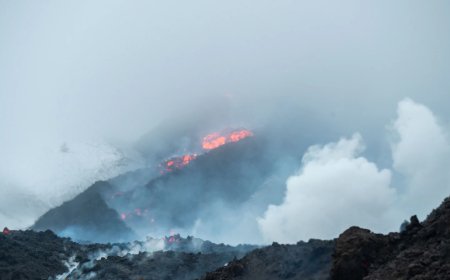 Erupção do Etna força turistas a evacuar a montanha em meio a intensa atividade vulcânica