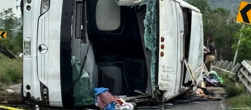 Tragedy in Nuevo León: 11 dead and 20 injured after tourist bus overturns