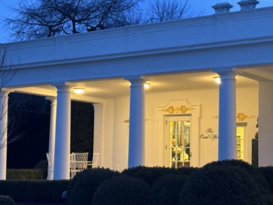 Trump Calls White House Meeting to Analyze the Situation in Iran