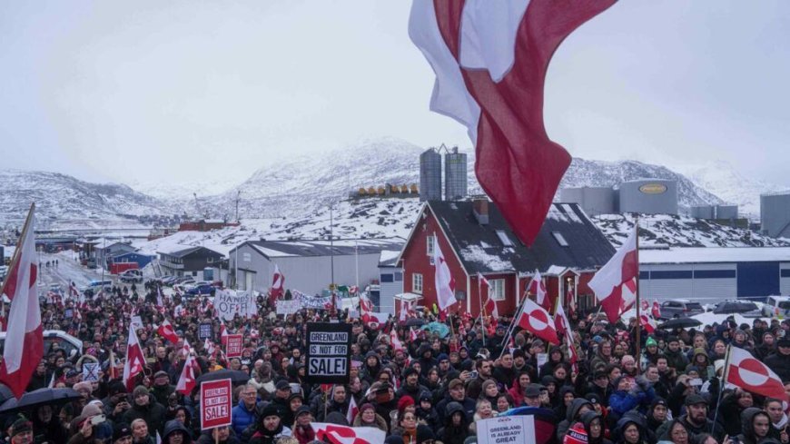 Miles de personas se manifiestan en la capital de Groenlandia contra la insistencia de EE. UU. en adquirir la isla