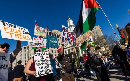 Protesters arrive at the White House to protest against US and Israeli bombings in Iran