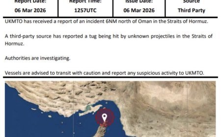 Fuerzas iraníes bombardean un remolcador que intentaba asistir a un buque impactado en el Estrecho de Ormuz; el incidente aumenta los riesgos para la navegación comercial.