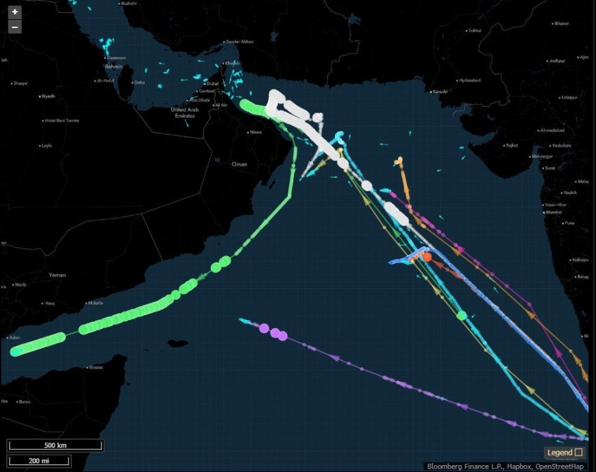 Escalada en el Golfo: Buques cisterna VLCC/Suezmax se desvían al Mar Rojo; Explosiones en Abu Dabi; Defensas de los EAU interceptan misil y dron provoca incendio en Fujairah