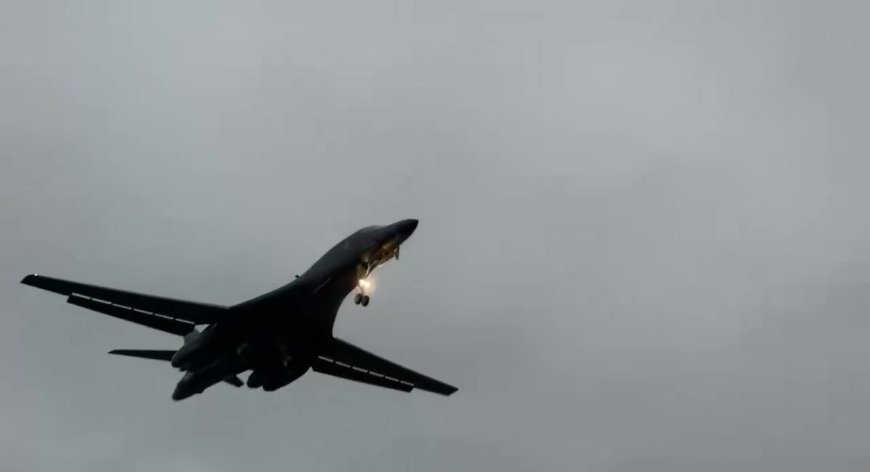El bombardero B-1B Lancer de la USAF llega a la base RAF Fairford en el Reino Unido; avanzan los preparativos para un despliegue adicional en las bases Diego García y británicas