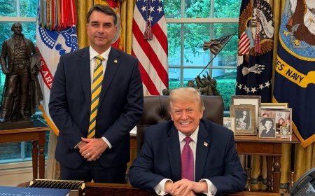 Flávio Bolsonaro é recebido por Donald Trump na Casa Branca em reunião privada