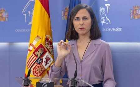COBARDE: Ione Belarra, líder comunista de Podemos, huye de los periodistas y abandona la rueda de prensa para no responder por la corrupción de Sánchez tras la imputación de Zapatero