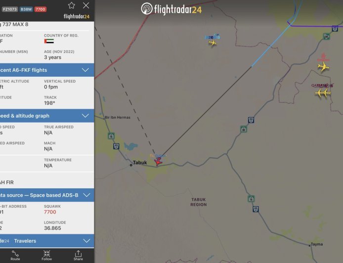 El vuelo FZ1073 de Flydubai emite los códigos de transpondedor 7700, luego 7500 y nuevamente 7700; la aeronave se desvía a Tabuk